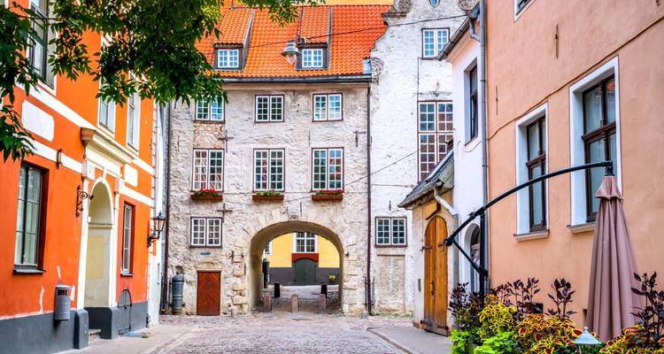 Calle del casco antiguo en Riga, con edificios históricos.