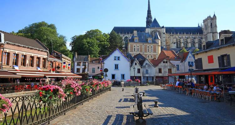 Charmant stadsplein in Amiens met een kathedraal op de achtergrond.