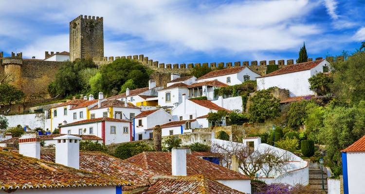 Vista de Óbidos con murallas de la fortaleza y casas tradicionales