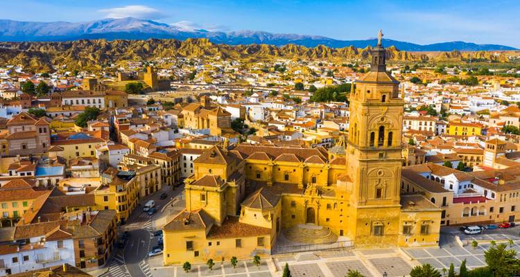 Vista aérea de una ciudad histórica con una catedral prominente.