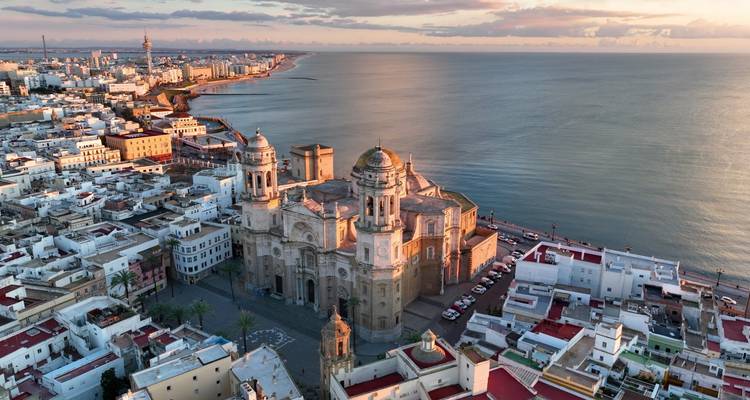 Vista aérea de la Catedral de Cádiz y el paisaje urbano circundante.