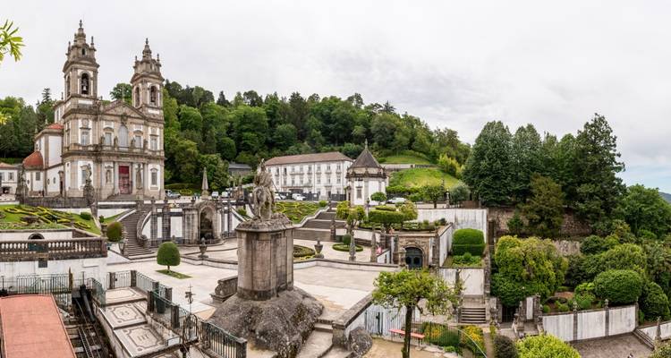 Prunkvolle Treppen, Statuen und Gärten führen zu den Türmen der Kirche Bom Jesus do Monte inmitten üppiger Wälder hinauf.