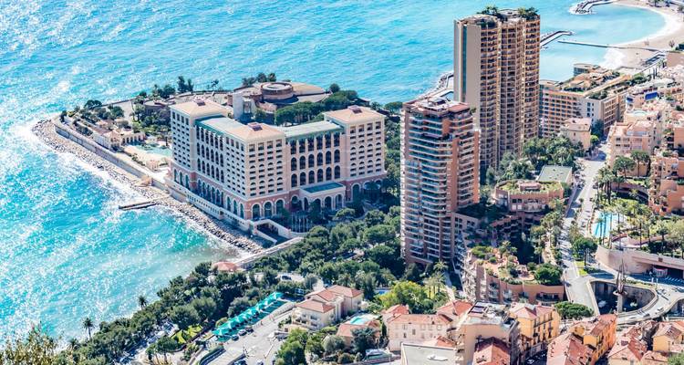 Luchtfoto van Monte Carlo met gebouwen en kustlijn.