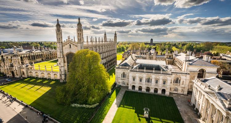 Vue aérienne des bâtiments de l'Université de Cambridge et des pelouses vertes.