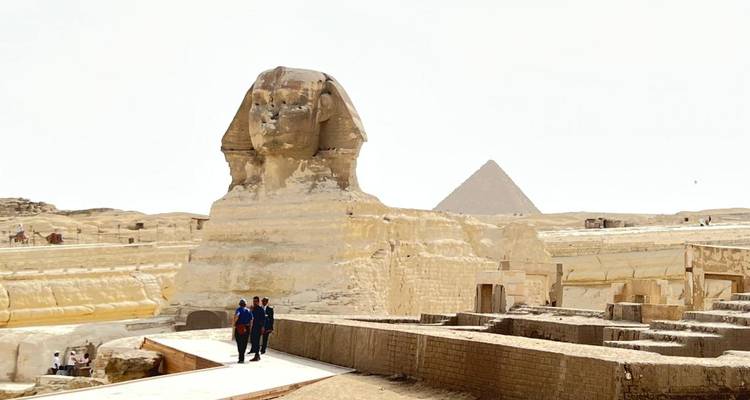 La Esfinge y la Pirámide con turistas caminando por un sendero.