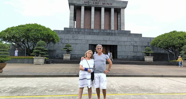 Couple debout devant le mausolée de Hô Chi Minh.