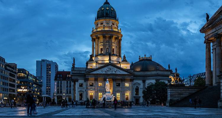 L'heure bleue du soir illumine la Cathédrale française sur la place Gendarmenmarkt de Berlin grouillante de visiteurs.