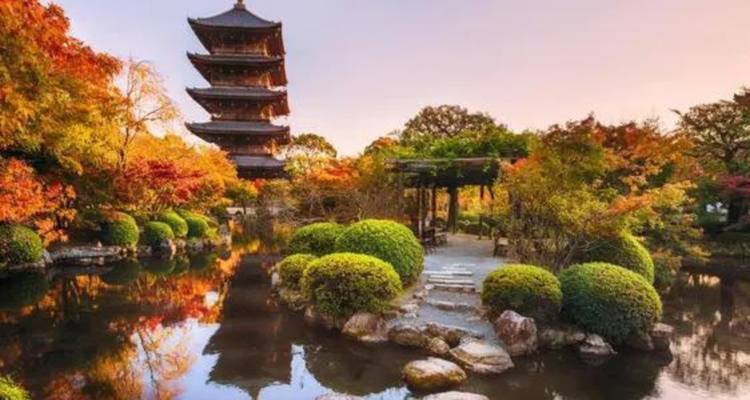 Pagode japonaise traditionnelle entourée d'un jardin tranquille.