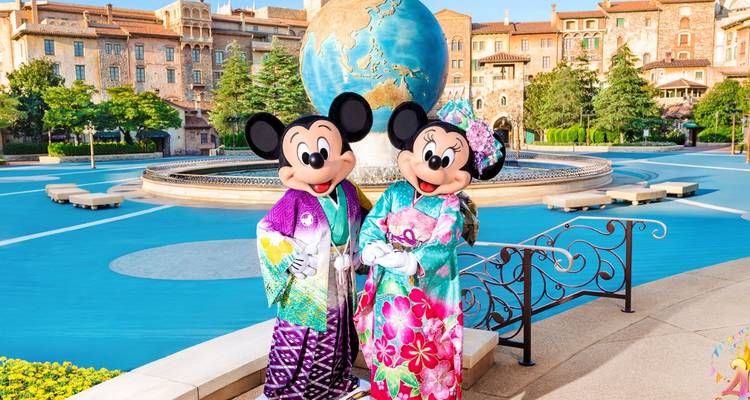 Mickey et Minnie Mouse vêtus de kimonos dans un parc à thème.