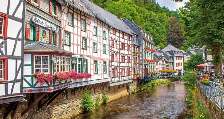 Charmante Gebäude entlang eines schmalen Flusses in einer malerischen Stadt.