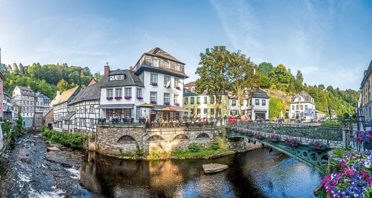 Ein Panoramablick auf eine malerische Stadt mit traditioneller Architektur.