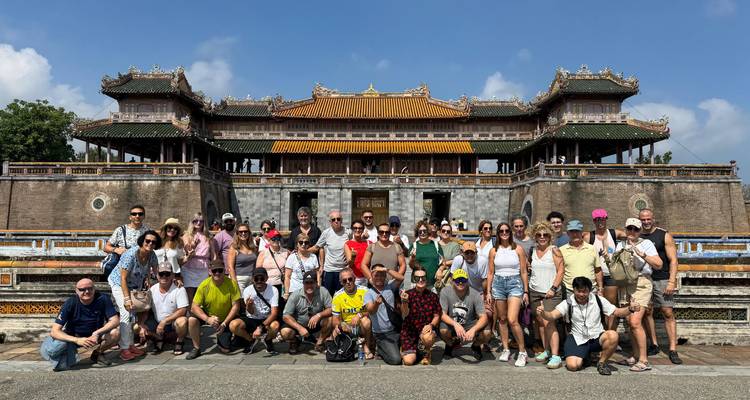 Grand groupe de personnes devant un bâtiment historique.