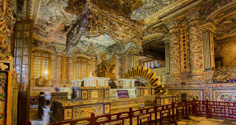 Intérieur richement décoré d'un bâtiment historique.