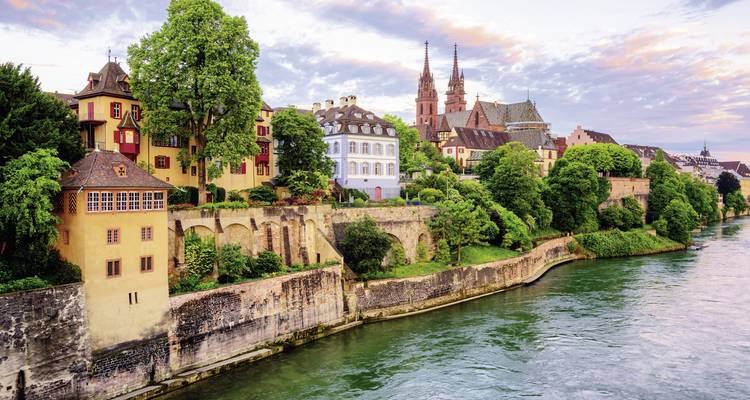 Vue de Bâle avec des bâtiments historiques et une rivière.