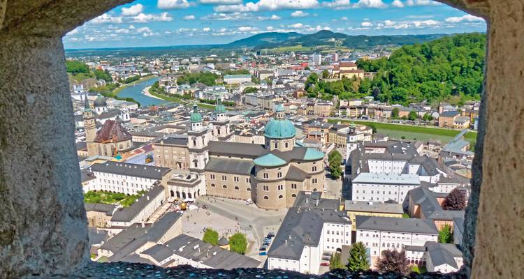 Une vue aérienne pittoresque d'une ville avec une rivière entourée de collines.