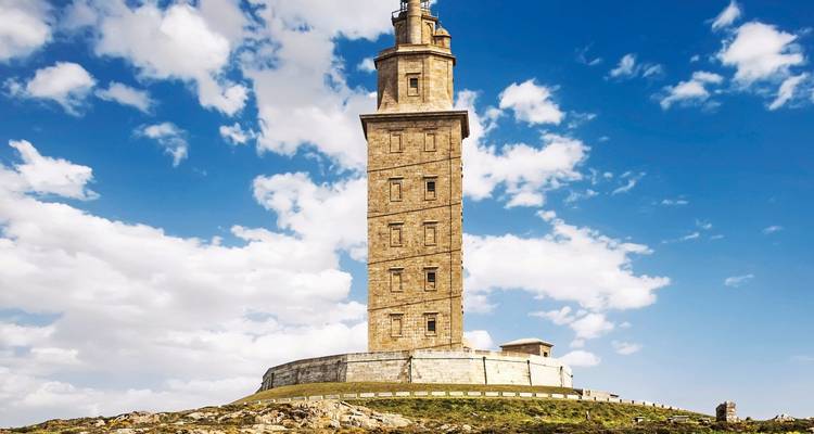 Herkulesturm vor einem blauen Himmel.