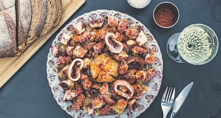Platte mit Meeresfrüchten, Brot und Wein.