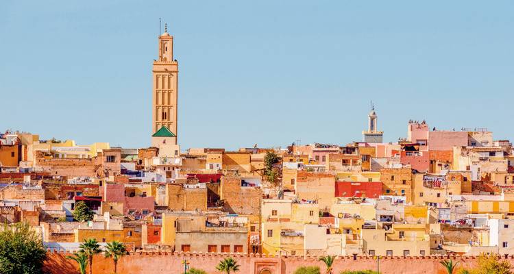 Stadtbild mit einer Moschee; farbenfrohe historische Gebäude sind markant.