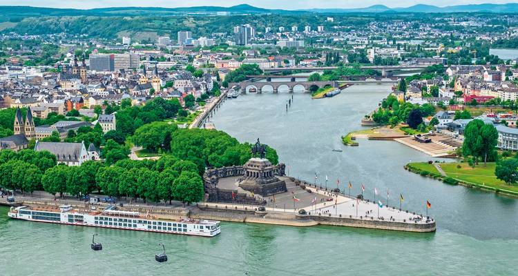 Vue aérienne d'une confluence avec un monument au confluent des rivières.