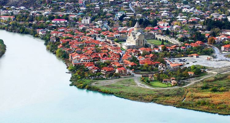 Luftaufnahme einer Stadt mit einem sich schlängelnden Fluss.