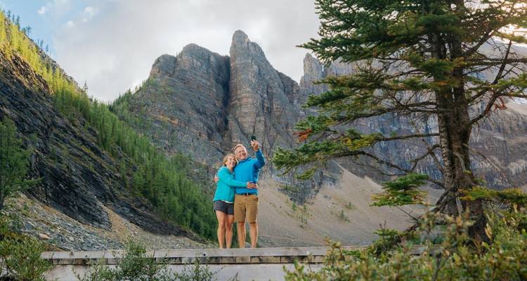 Couple prenant un selfie dans une région montagneuse.