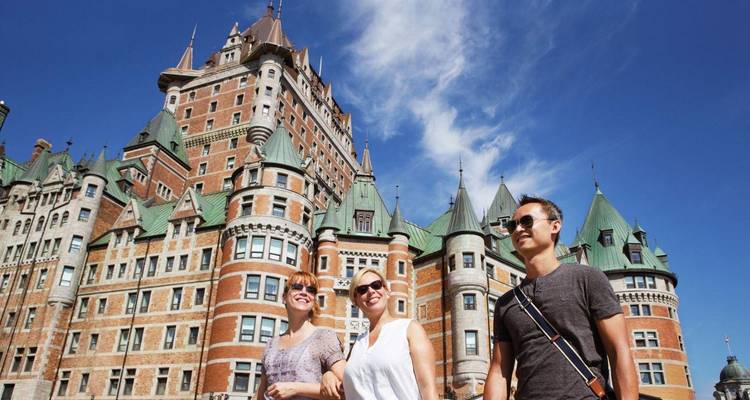 Groupe de personnes devant le Château Frontenac à Québec.