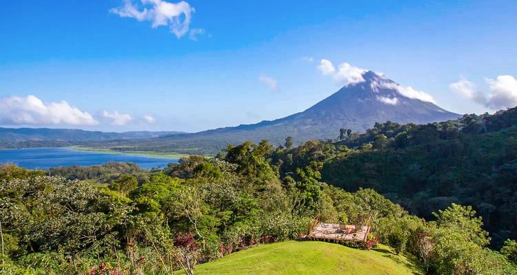 Panoramisch uitzicht op de Arenal-vulkaan met weelderig bos.