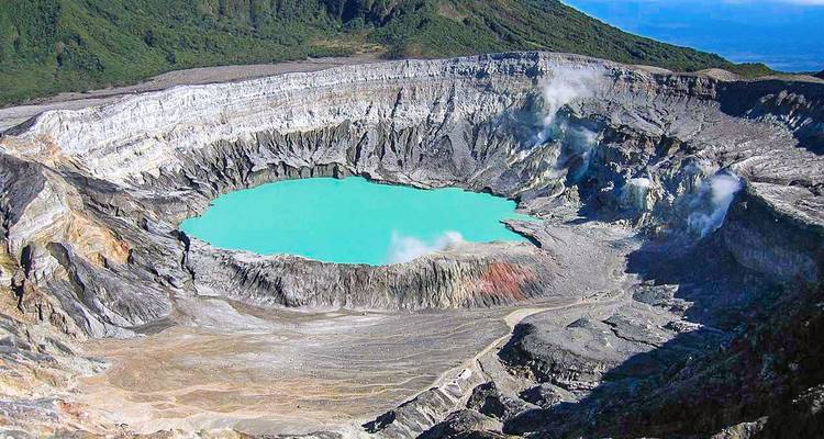 Dramatisch uitzicht op een vulkanische krater met turquoise water.