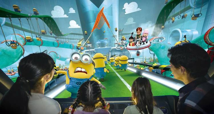 À l'intérieur d'une attraction de parc à thème mettant en scène des personnages animés et une famille.