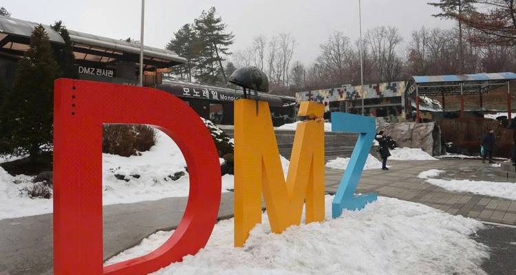 Panneau de DMZ avec sol et arbres couverts de neige.