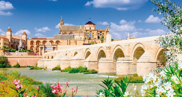 Die Römerbrücke mit der Mezquita-Kathedrale in Córdoba.