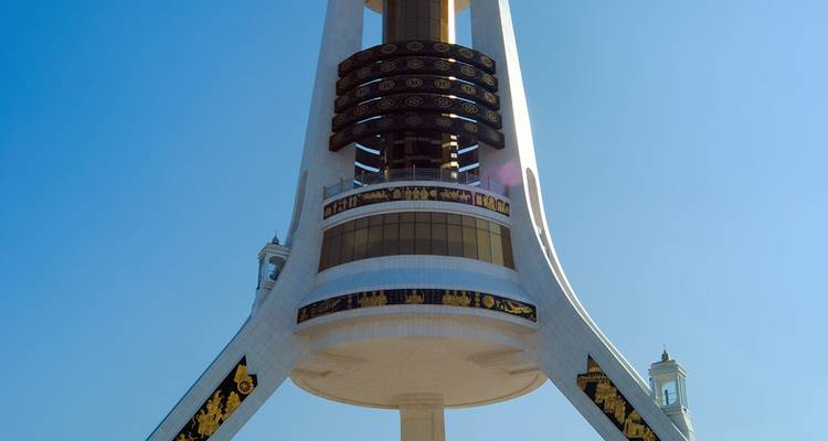 Un monument architectural moderne avec des détails de conception complexes.