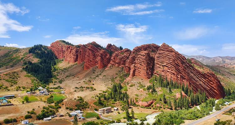 Formations rocheuses spectaculaires dans un paysage rural.