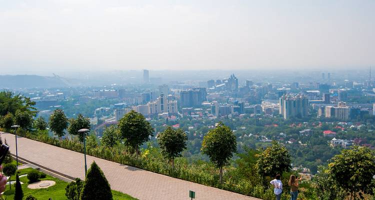 Vue panoramique d'une ville avec un horizon brumeux.