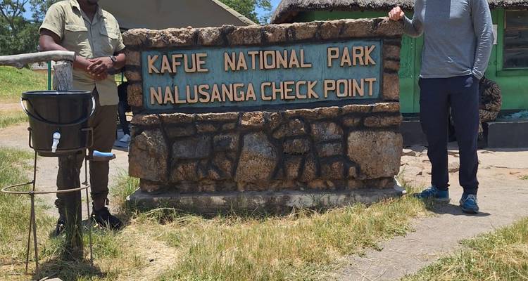 Deux personnes à l'entrée du poste de contrôle du parc national de Kafue.