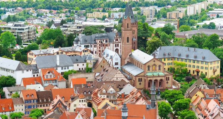 Vue aérienne de Breisach avec une église imposante et des bâtiments colorés.