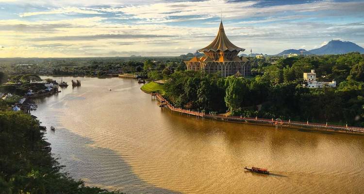 Escena panorámica del río con el edificio de la Asamblea Legislativa del Estado de Sarawak durante la hora dorada.