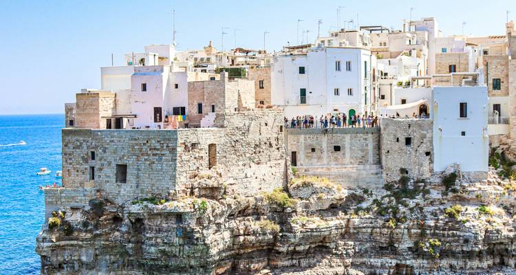 Vue panoramique d'une ville côtière perchée sur une falaise.