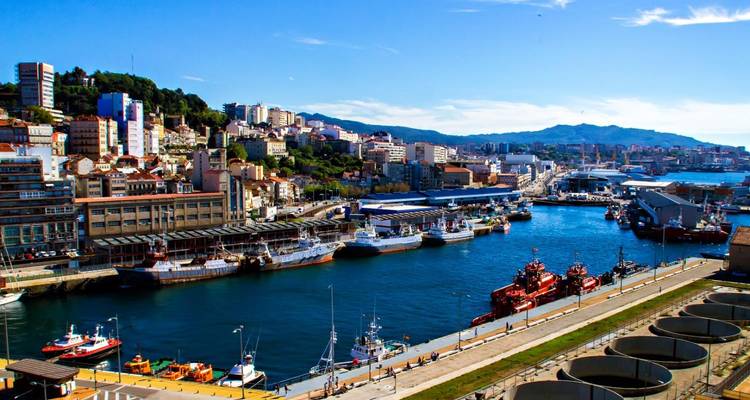 Vue d'une ville côtière avec une variété de bateaux amarrés.