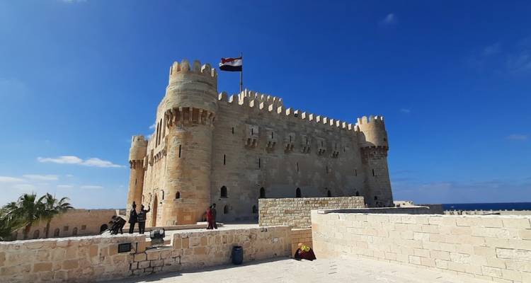 Historisch fort met vlag en mensen die eromheen lopen.