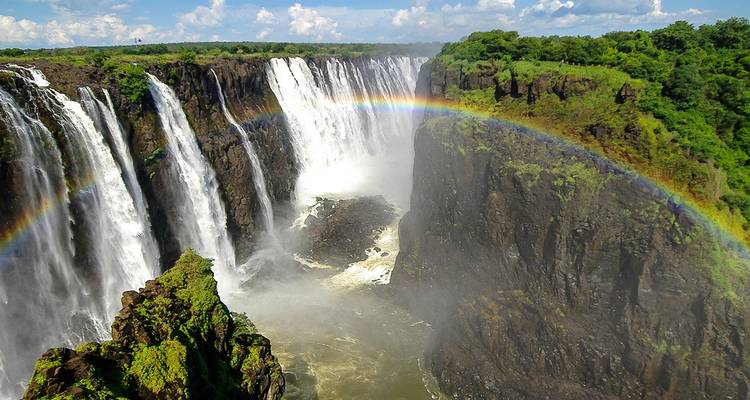 Vue à couper le souffle des chutes Victoria avec un arc-en-ciel.