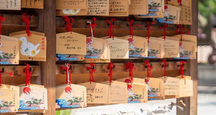 Plaques en bois avec des vœux et des messages suspendues à un sanctuaire.