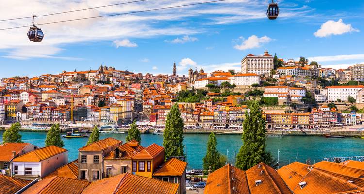 Panoramablick auf Porto, Portugal mit dem Fluss Douro und Seilbahnen.
