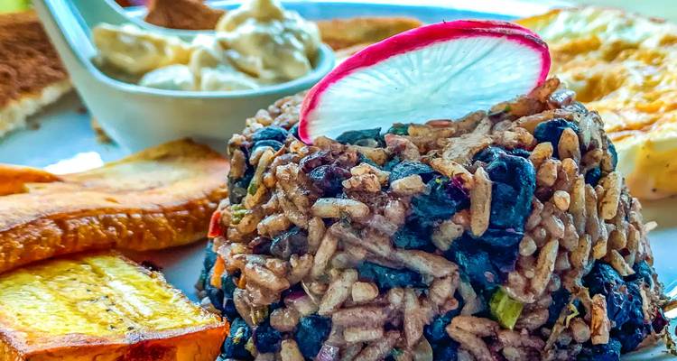 Plato tradicional costarricense con arroz, frijoles y plátano.