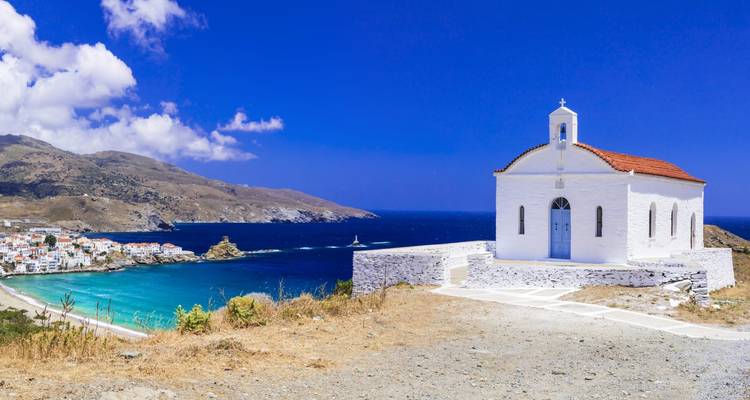 Weiße Kapelle mit Blick auf eine Bucht in einer Küstenstadt.