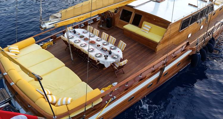 Configuration de table à manger sur un bateau avec vue extérieure.