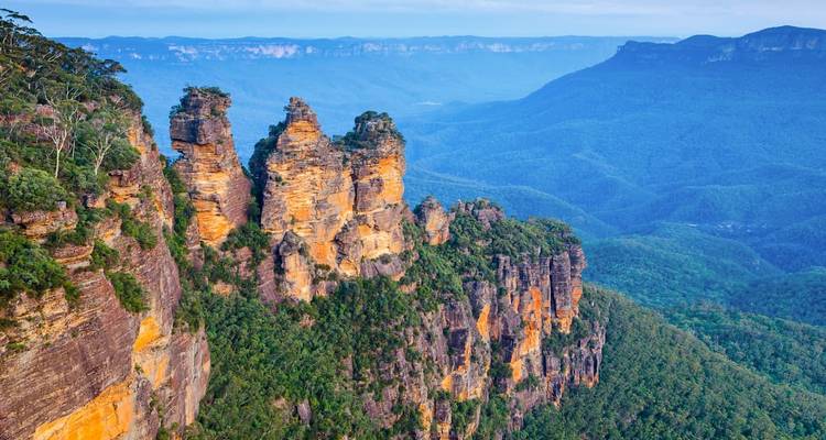 Vue panoramique de la formation rocheuse des Three Sisters dans les Blue Mountains.