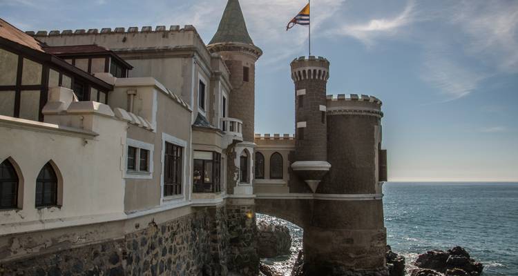 Château historique au bord de l'océan.