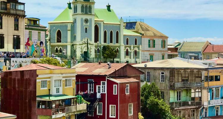 Bâtiments colorés avec une église proéminente en arrière-plan.