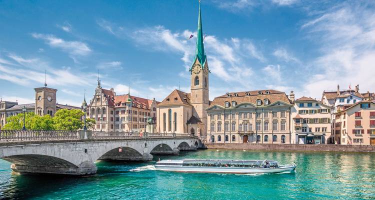 Belle vue de la ville avec une église et une rivière à Zurich.